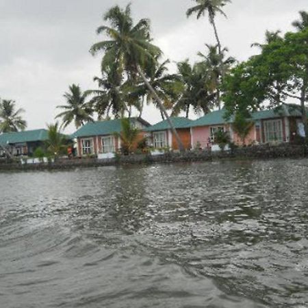 Riverine Resort Alappuzha Extérieur photo