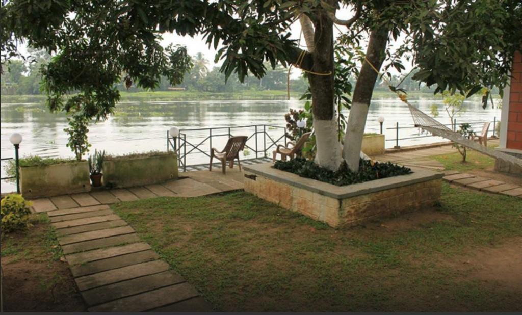 Riverine Resort Alappuzha Extérieur photo