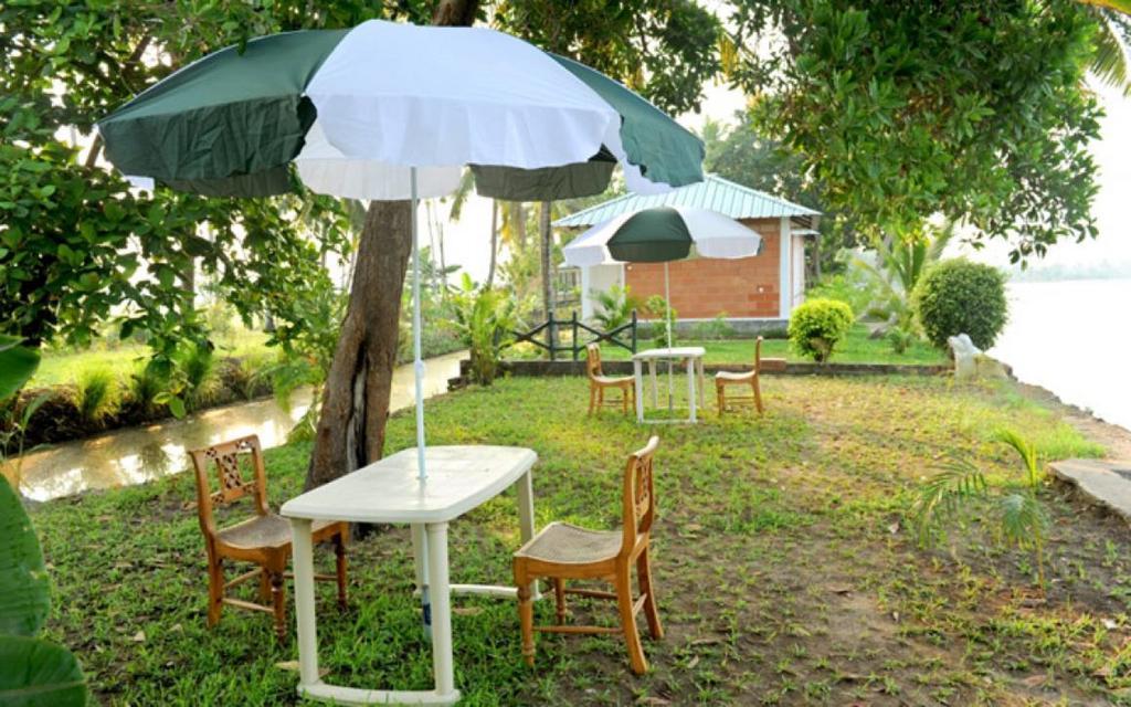 Riverine Resort Alappuzha Extérieur photo