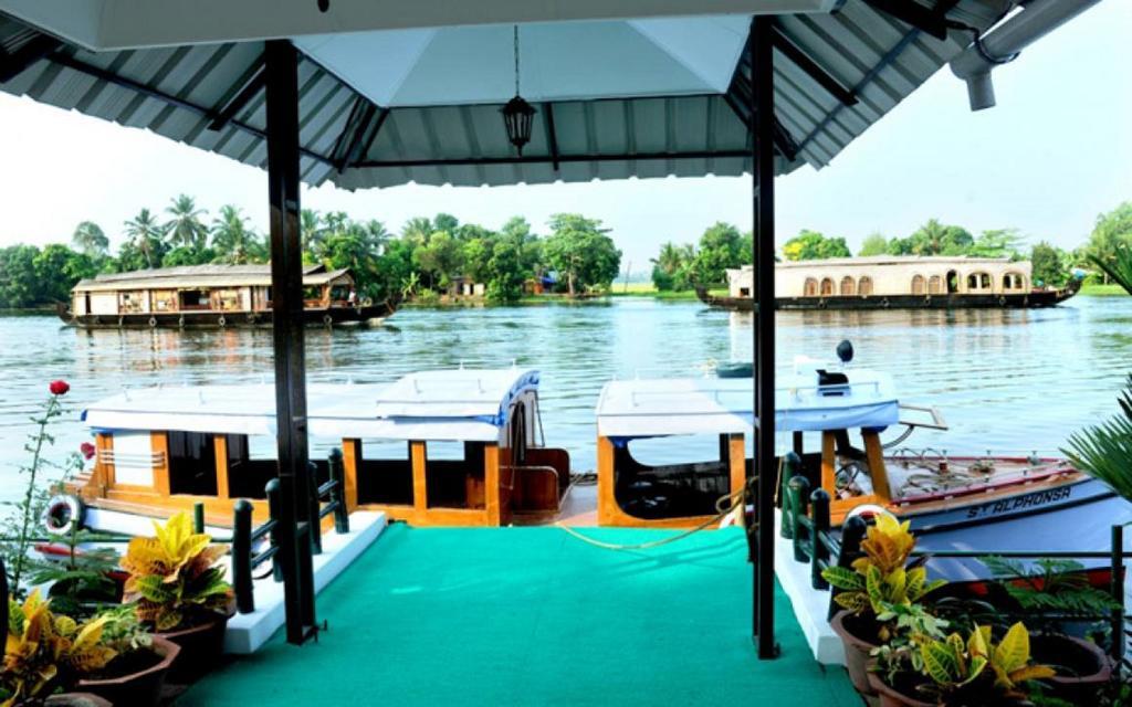 Riverine Resort Alappuzha Extérieur photo