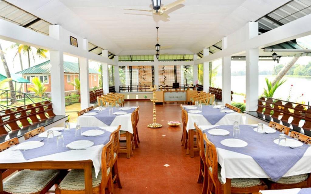 Riverine Resort Alappuzha Extérieur photo